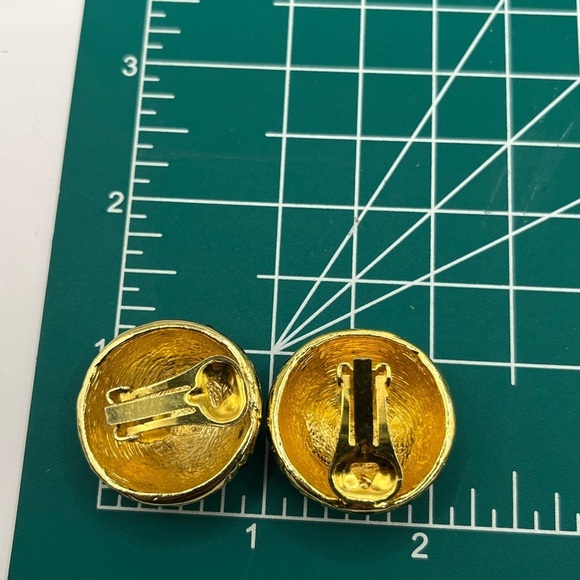 Elegant Gold and Multicolor Leaf Enamel Round Clip on Earrings 1980’s - Picture 9 of 9